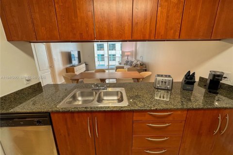 Condo in Miami, Florida, 1 bedroom  № 2088669 - photo 7