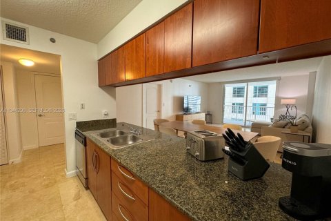 Condo in Miami, Florida, 1 bedroom  № 2088669 - photo 5