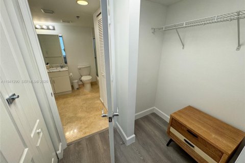 Condo in Miami, Florida, 1 bedroom  № 2088669 - photo 12