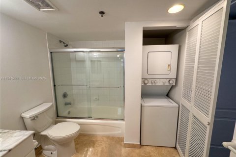 Condo in Miami, Florida, 1 bedroom  № 2088669 - photo 13