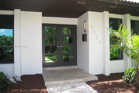 House in Pinecrest, Florida 5 bedrooms, 230.58 sq.m. № 1699220 - photo 2