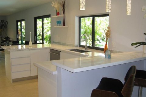 House in Pinecrest, Florida 5 bedrooms, 230.58 sq.m. № 1699220 - photo 7
