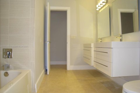 House in Pinecrest, Florida 5 bedrooms, 230.58 sq.m. № 1699220 - photo 19