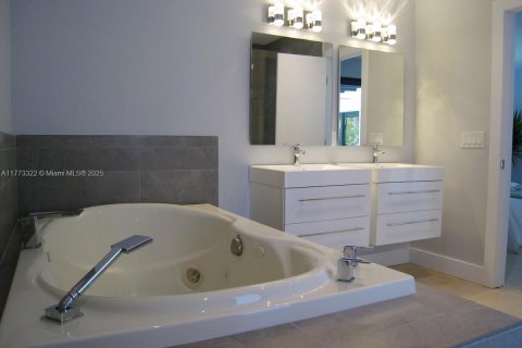 House in Pinecrest, Florida 5 bedrooms, 230.58 sq.m. № 1699220 - photo 12