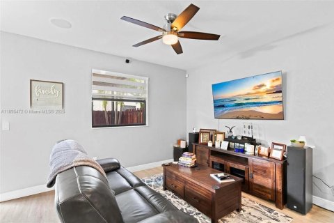 Снять в аренду таунхаус в Хомстед, Флорида 4 спальни, 169.92м2, № 1947656 - фото 10