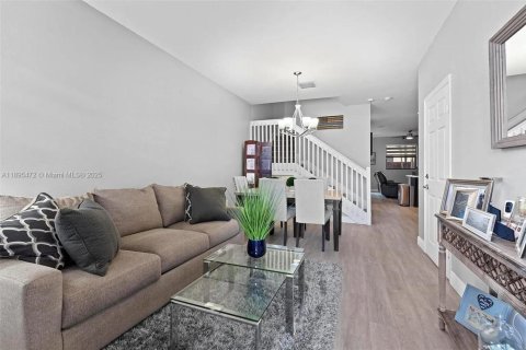 Снять в аренду таунхаус в Хомстед, Флорида 4 спальни, 169.92м2, № 1947656 - фото 5