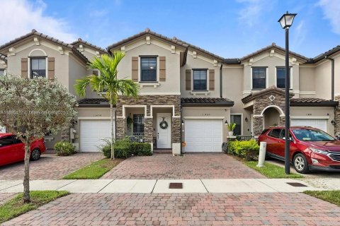 Снять в аренду таунхаус в Хомстед, Флорида 4 спальни, 169.92м2, № 1947656 - фото 1
