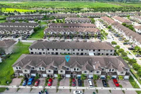 Снять в аренду таунхаус в Хомстед, Флорида 4 спальни, 169.92м2, № 1947656 - фото 28