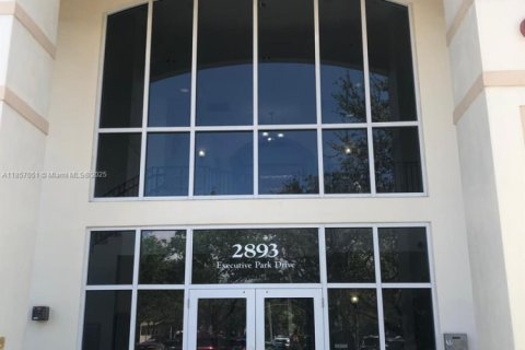 Commercial property in Weston, Florida № 2022697 - photo 3