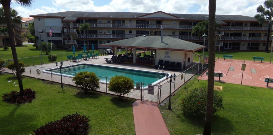 Studio in the Condo in Hollywood, Florida  № 2179455