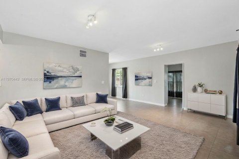 Immobilier commercial à vendre à Miami, Floride: 192.68 m2 № 2049143 - photo 2