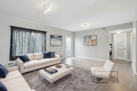 Immobilier commercial à vendre à Miami, Floride: 192.68 m2 № 2049143 - photo 3