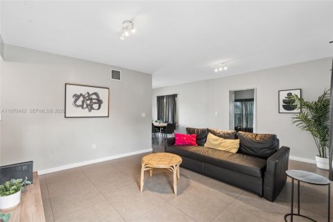 Immobilier commercial à vendre à Miami, Floride: 192.68 m2 № 2049143 - photo 9