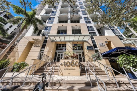 Condominio en Miami, Florida, 1 dormitorio  № 2026067