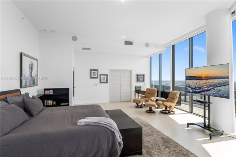 Condominio en venta en Miami, Florida, 4 dormitorios, 360.65 m2 № 2077291 - foto 19