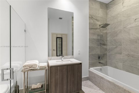 Condominio en venta en Miami, Florida, 4 dormitorios, 360.65 m2 № 2077291 - foto 29