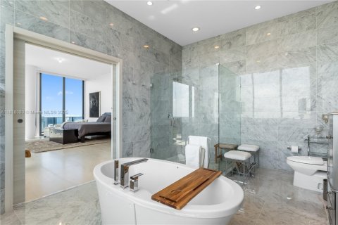 Condominio en venta en Miami, Florida, 4 dormitorios, 360.65 m2 № 2077291 - foto 23