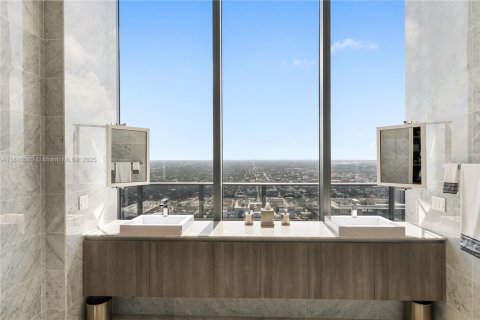 Condominio en venta en Miami, Florida, 4 dormitorios, 360.65 m2 № 2077291 - foto 24
