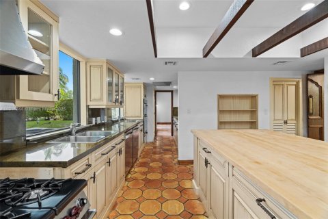 Villa ou maison à vendre à Miami, Floride: 4 chambres, 383.69 m2 № 2297297 - photo 22
