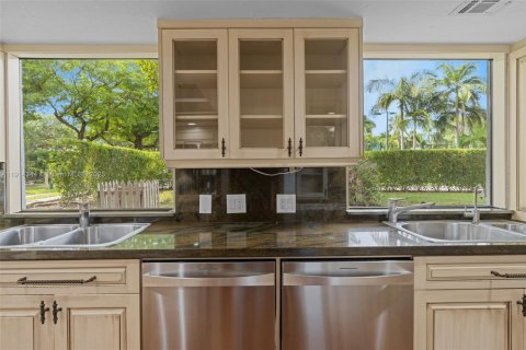 Villa ou maison à vendre à Miami, Floride: 4 chambres, 383.69 m2 № 2297297 - photo 24