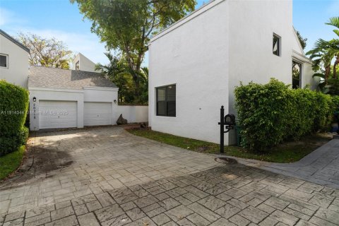 Villa ou maison à vendre à Miami, Floride: 4 chambres, 383.69 m2 № 2297297 - photo 3