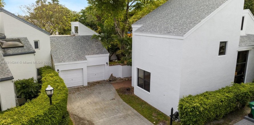 Villa ou maison à Miami, Floride 4 chambres, 383.69 m2 № 2297297