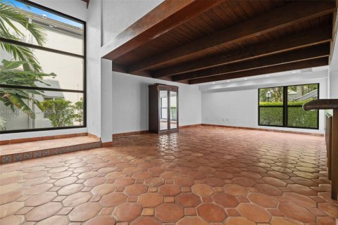 Villa ou maison à vendre à Miami, Floride: 4 chambres, 383.69 m2 № 2297297 - photo 10