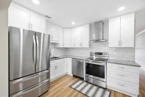 Condo in Clearwater, Florida, 2 bedrooms № 2110755 - photo 11