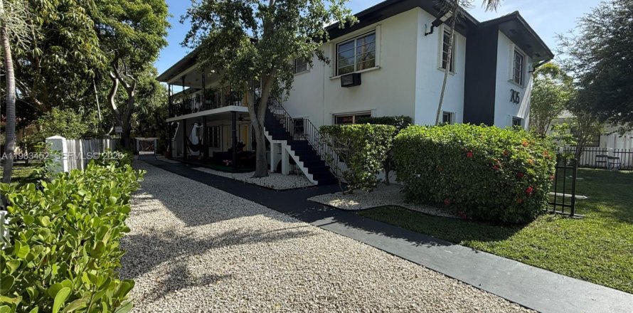 Дом в Майами-Шорс, Флорида 3 спальни, 120.77м2 № 2050249