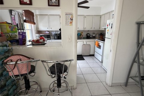 Снять в аренду виллу или дом в Майами-Шорс, Флорида 3 спальни, 120.77м2, № 2050249 - фото 9