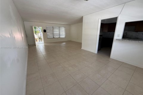 Снять в аренду виллу или дом в Майами-Шорс, Флорида 3 спальни, 120.77м2, № 2050249 - фото 3