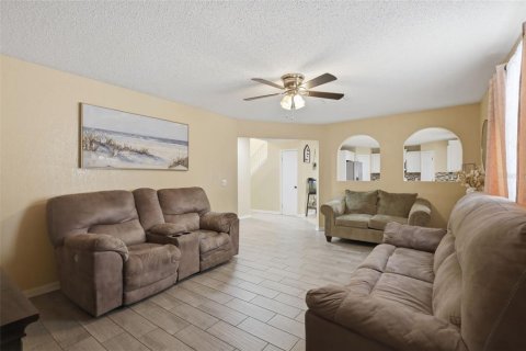 Villa ou maison à vendre à Kissimmee, Floride: 5 chambres, 199.18 m2 № 2127140 - photo 4