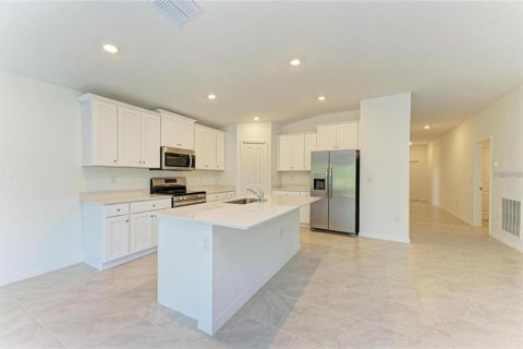House in Port Charlotte, Florida 4 bedrooms, 180.32 sq.m. № 2209985 - photo 7