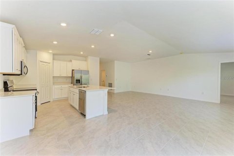 House in Port Charlotte, Florida 4 bedrooms, 180.32 sq.m. № 2209985 - photo 4