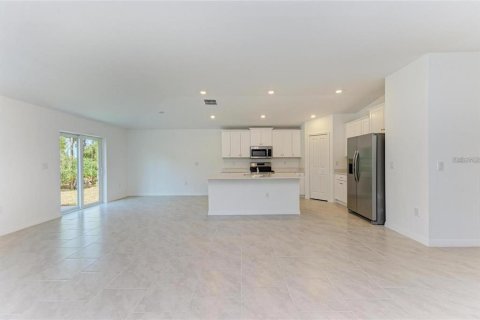 House in Port Charlotte, Florida 4 bedrooms, 180.32 sq.m. № 2209985 - photo 5