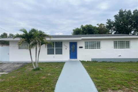 Villa ou maison à Miami Gardens, Floride 4 chambres, 129.6 m2 № 2344440