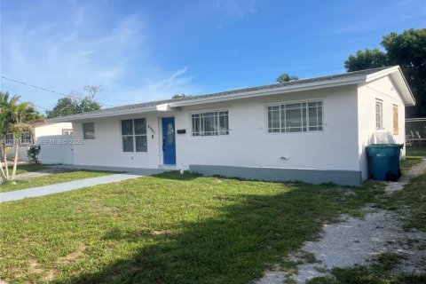 Villa ou maison à vendre à Miami Gardens, Floride: 4 chambres, 129.6 m2 № 2344440 - photo 3