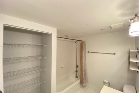 Condo in Miami, Florida, 1 bedroom  № 2027467 - photo 12