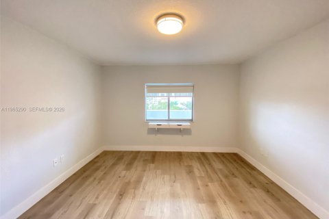 Condo in Miami, Florida, 1 bedroom  № 2027467 - photo 13