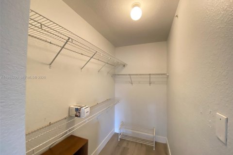 Condo in Miami, Florida, 1 bedroom  № 2027467 - photo 9