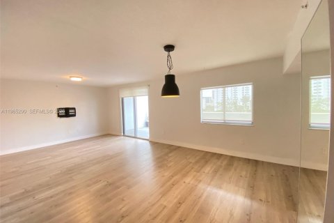 Condo in Miami, Florida, 1 bedroom  № 2027467 - photo 10