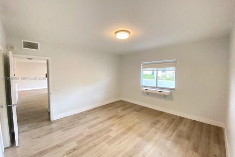 Condo in Miami, Florida, 1 bedroom  № 2027467 - photo 15