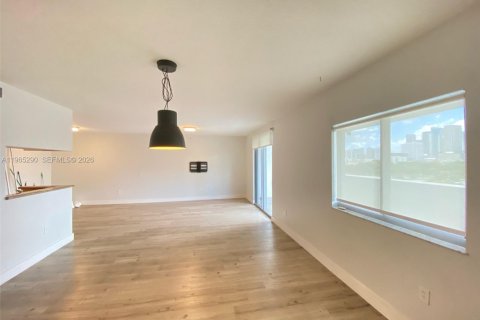 Condo in Miami, Florida, 1 bedroom  № 2027467 - photo 11