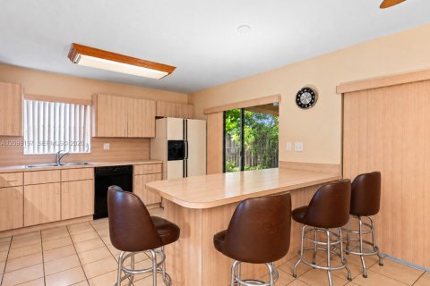 House in Miami, Florida 4 bedrooms, 157.93 sq.m. № 2401285 - photo 9