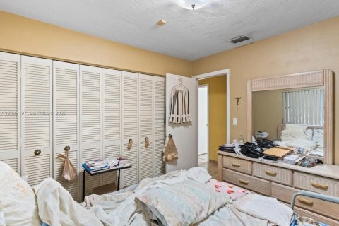 House in Miami, Florida 4 bedrooms, 157.93 sq.m. № 2401285 - photo 25
