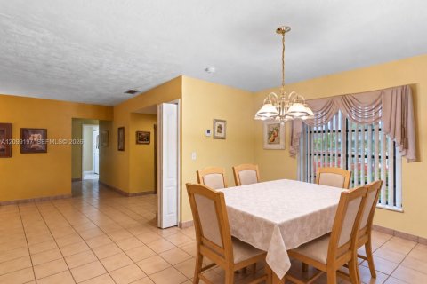 House in Miami, Florida 4 bedrooms, 157.93 sq.m. № 2401285 - photo 6