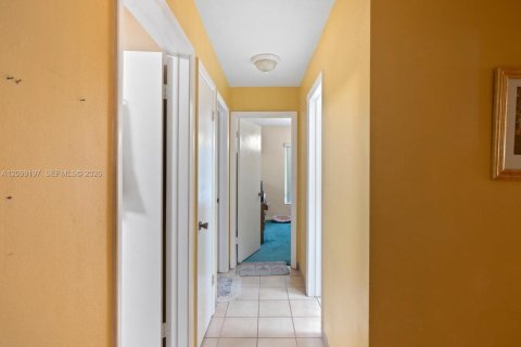 House in Miami, Florida 4 bedrooms, 157.93 sq.m. № 2401285 - photo 19