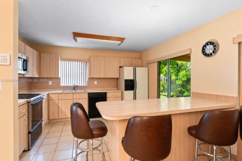 House in Miami, Florida 4 bedrooms, 157.93 sq.m. № 2401285 - photo 10