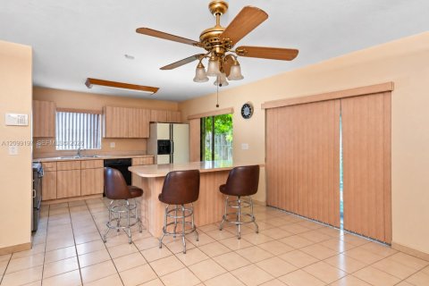 House in Miami, Florida 4 bedrooms, 157.93 sq.m. № 2401285 - photo 7