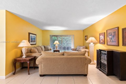 House in Miami, Florida 4 bedrooms, 157.93 sq.m. № 2401285 - photo 2